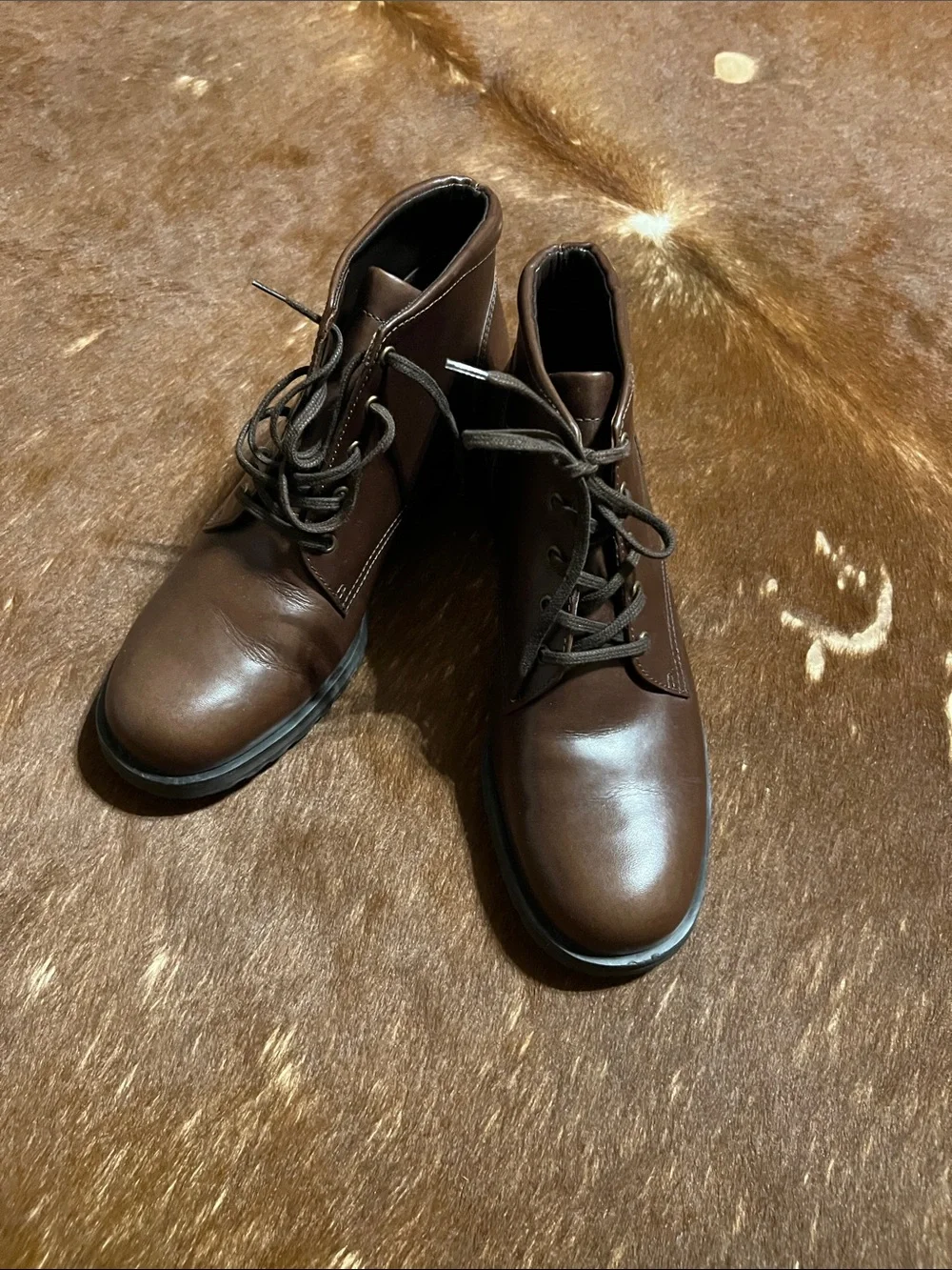 Rockport woman’s Dark Brown Leather Chukka Boots, size 7.5